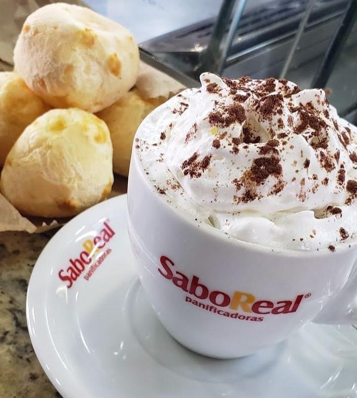 Cappuccino com pão de queijo quentinho é especialidade da Panificadora SaboReal da Avenida da Saudade (Foto/Divulgação)