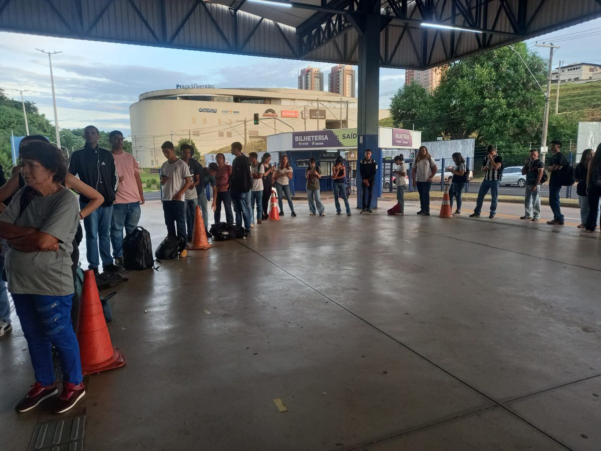 Imagem dos passageiros à espera do ônibus no Terminal Oeste/Univerdecidade na manhã desta segunda-feira, enviada ao Jornal da Manhã por equipe da Secretaria de Defesa Social (Foto/Divulgação)