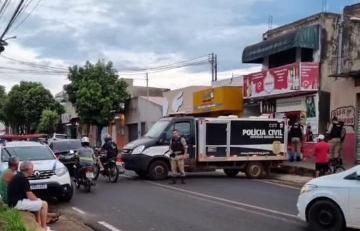 Rabecão da Polícia Civil levou o corpo da vítima ao IML para necropsia e perito constatou, ao menos, 15 perfurações de faca (Foto/Divulgação)