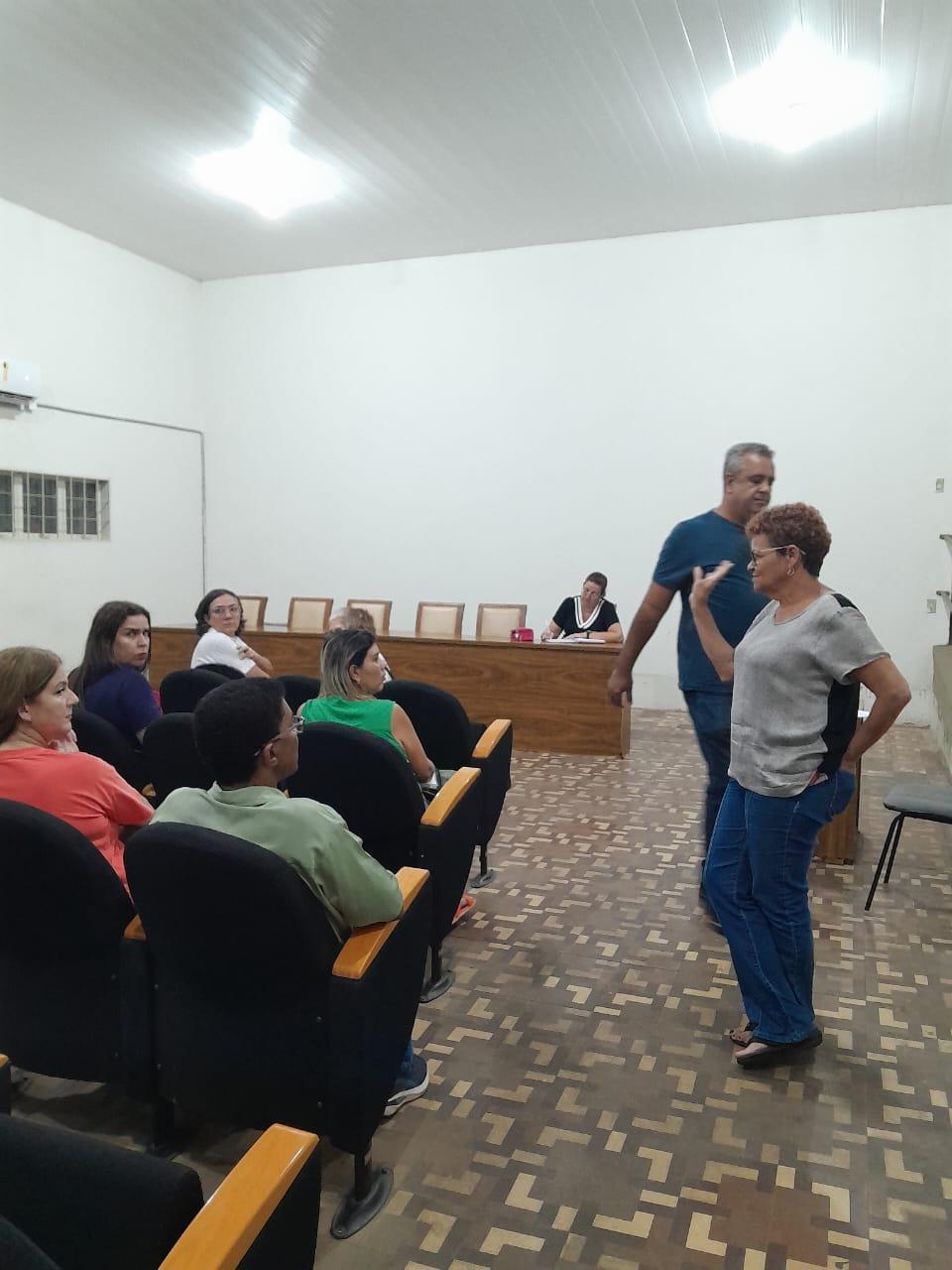 Presidente do Sindicato, Bruno Ferreira, coordenou a assembleia, que, apesar de poucos participantes, decidiu rejeitar a proposta da Prefeitura (Foto/Reprodução)