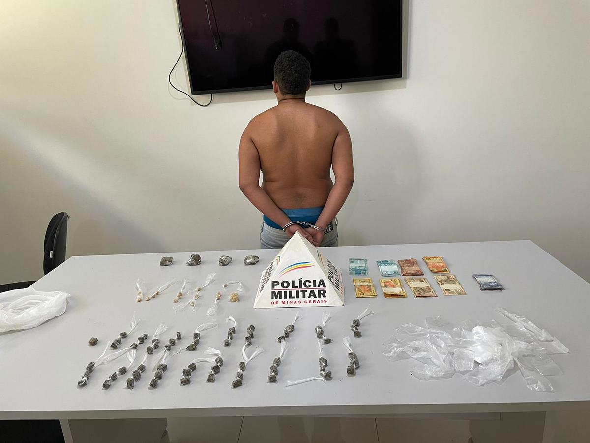 Foram encontradas 15 pedras de crack, 1 saquinho com farelo de crack, 04 porções grandes de maconha, 61 buchas de maconha, diversos saquinhos plásticos para embalar droga e R$ 811,00 em dinheiro (Foto/Divulgação)