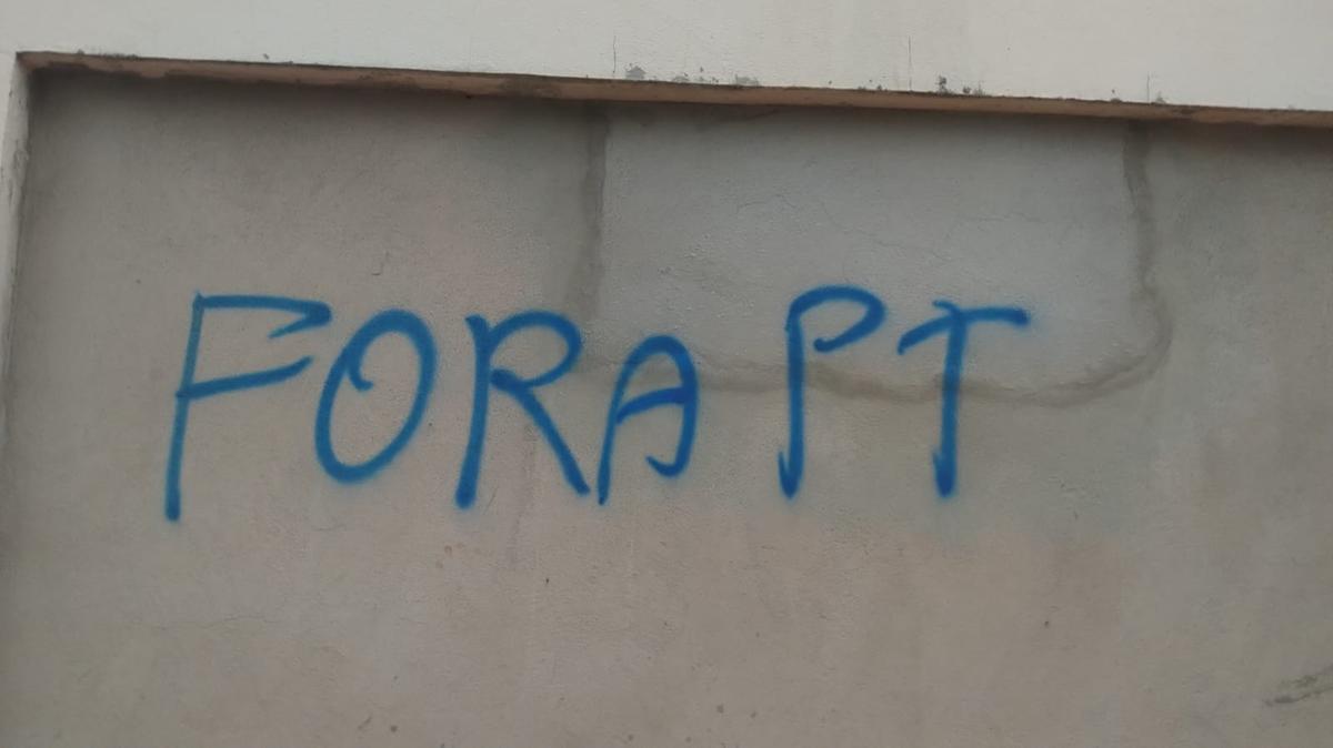 Pichação ocorreu no fim de semana na casa da professora, que alega também ser alvo de insultos (Foto/Acervo pessoal)