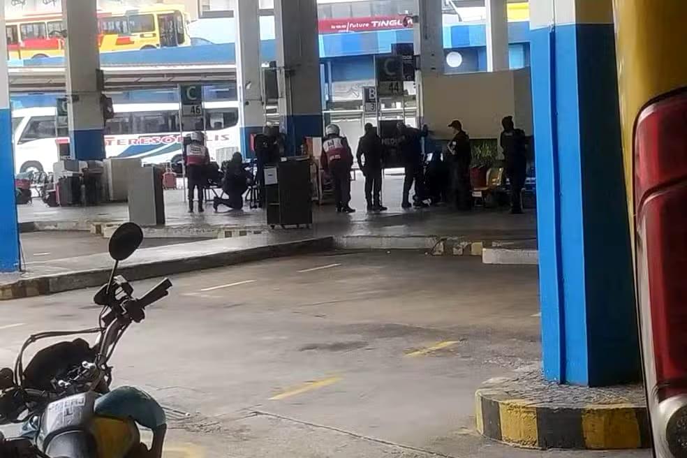 A Polícia Militar foi acionada após um homem armado sequestrar ônibus na rodoviária do Rio de Janeiro (Foto/Reprodução)