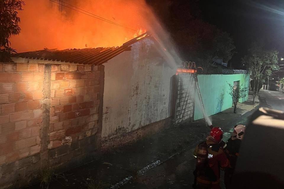 Casa incendiada faz divisa com outros imóveis e havia risco de que o fogo avançasse para essas localidades (Foto/Divulgação/Corpo de Bombeiros)