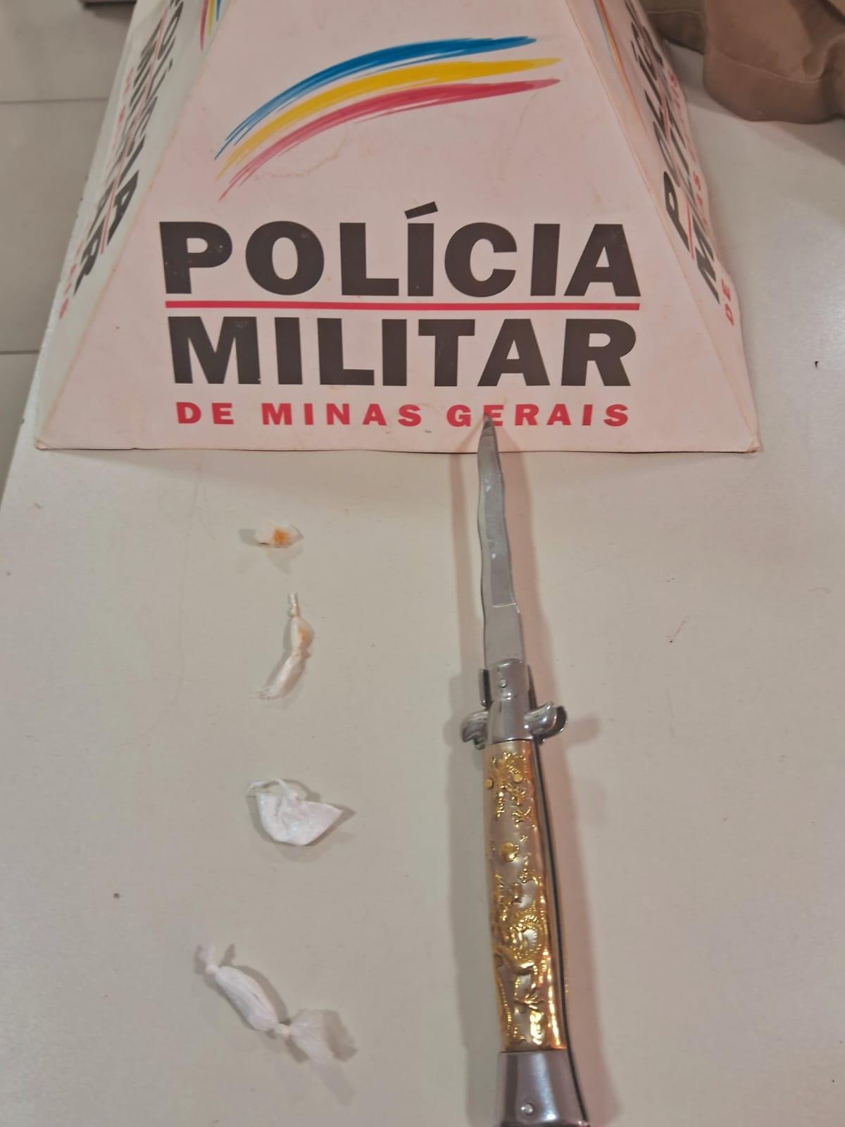 Pedras de crack e a faca com 15cm de lâmina, apreendidos com o suspeito em praça da cidade de Delta (Foto/Divulgação)