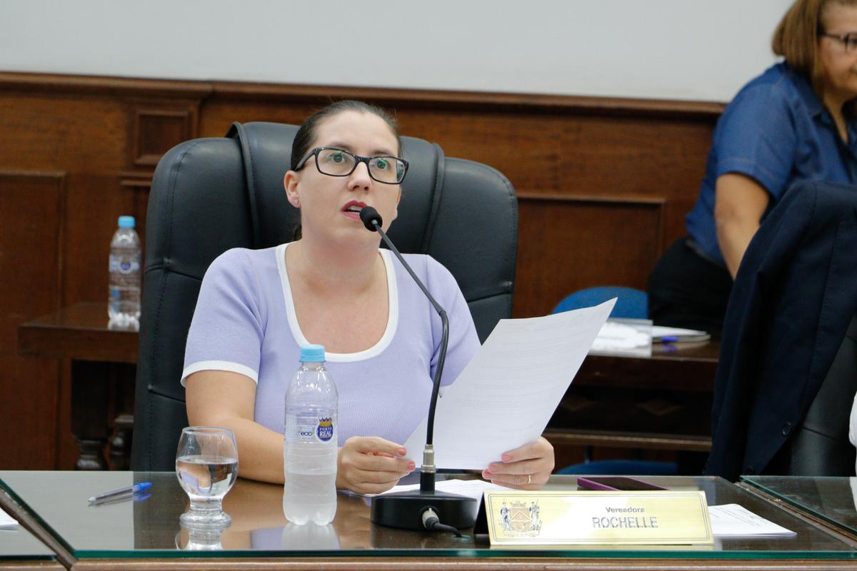 Vereadora Rochelle Gutierrez cobra esclarecimentos sobre aluguel de carros com bancos de couro a valores bem maiores por meio de contrato emergencial (Foto/Jully Borges/CMU)