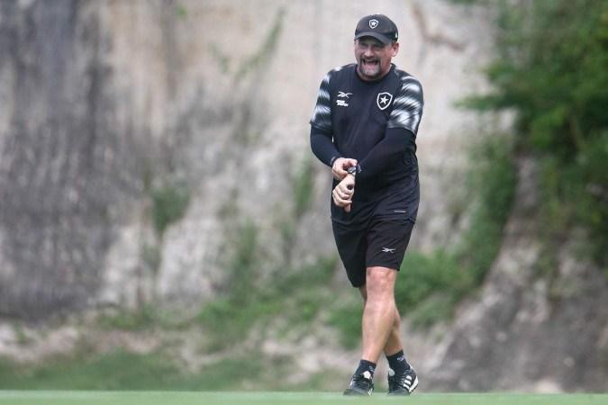 Invicto a cinco jogos, o técnico improvisado Fabio Matias, vem fazendo um bom trabalho no Botafogo (Foto/Vitor Silva/Botafogo)