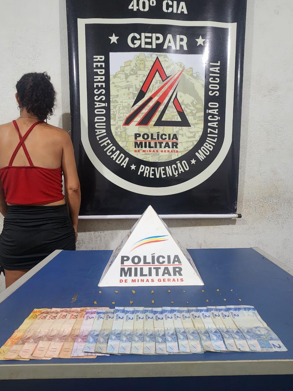 A operação policial resultou na apreensão de 18 pedras de crack, uma lâmina de barbear, uma quantia de R$105,00 em dinheiro, e na prisão em flagrante da suspeita responsável pelo comércio ilícito (Foto/Divulgação PM)