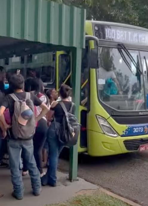 Alunos estariam sendo deixados para trás por falta de espaço no coletivo e outros indo em pé, perto da porta (Foto/Reprodução)