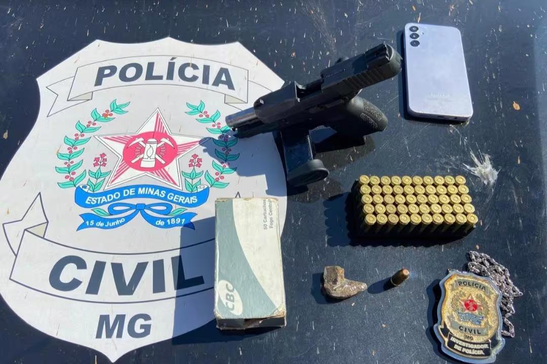 Homem foi preso em casa na cidade de Uberlândia com arma e munições restritas (Foto/PCMG/Divulgação)