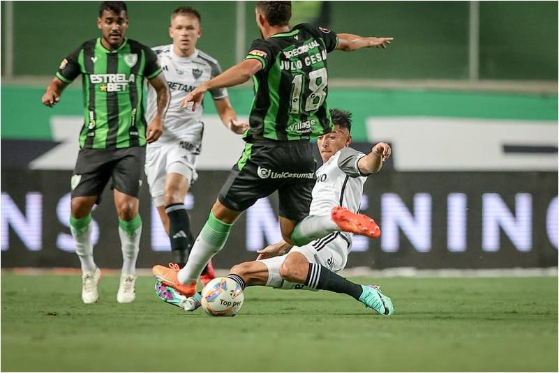 O América bem que tentou, mas o resultado foi insuficiente e o Galo vai decidir o título com o Cruzeiro (Foto/Pedro Souza/Atlético MG)