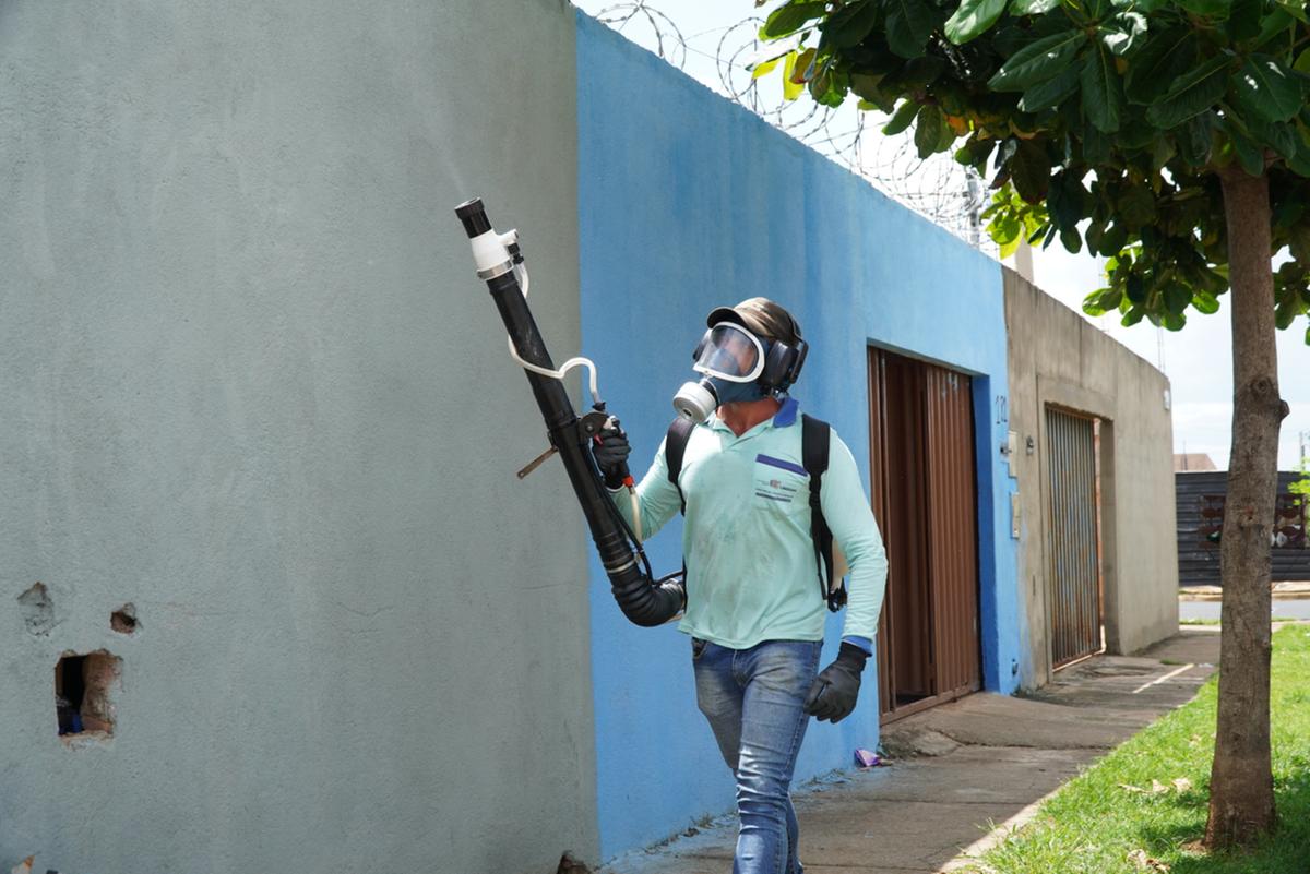 Uberaba segue desenvolvendo ações de combate ao mosquito Aedes aegypti, inclusive com pulverizadores costais (Foto/Reprodução)