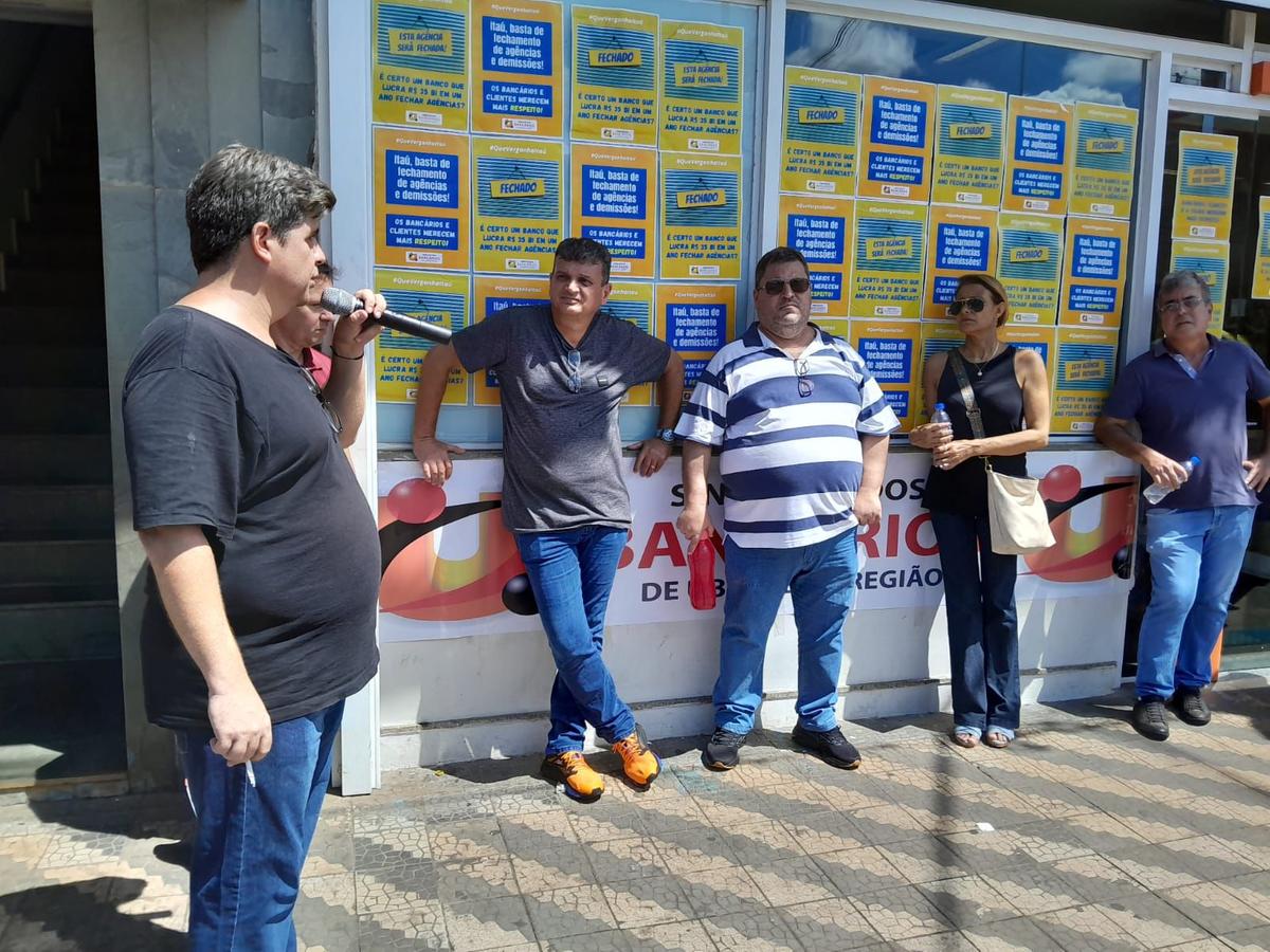Sindicalistas se reuniram nesta terça-feira na porta da unidade do Itaú, na rua Saldanha Marinho, em protesto contra possível fechamento da agência (Foto/Divulgação)