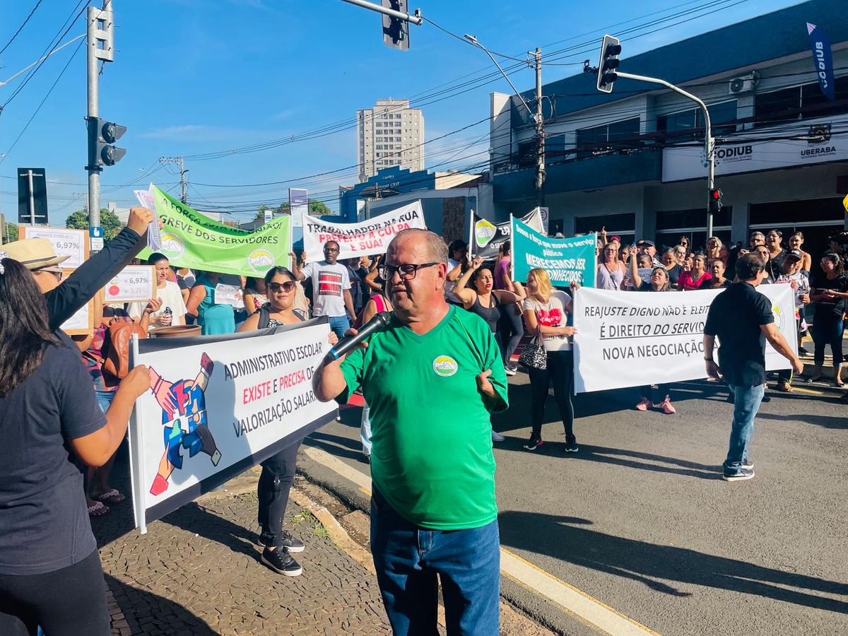 Presidente do Sindicato dos Servidores Públicos Municipais, Martinho Pereira, durante a manifestação ontem diante do Centro Administrativo (Foto/Divulgação)