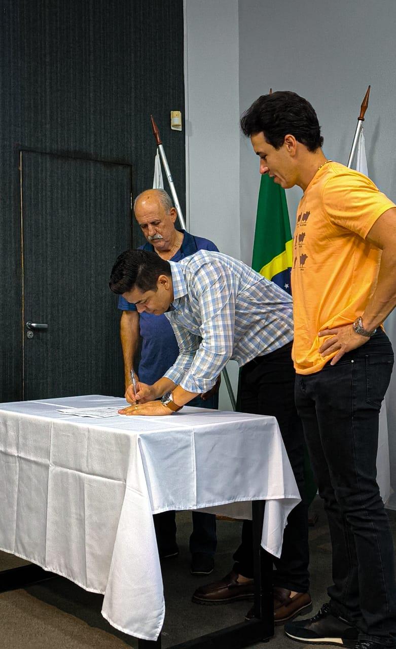 Presidente da Câmara de Uberaba, vereador Fernando Mendes, assina filiação ao Republicanos (Foto/Divulgação)
