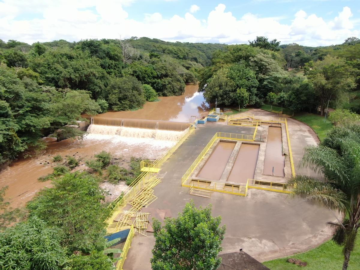 A paralisação compromete temporariamente o sistema de captação de água e pode impactar o abastecimento do município (Foto/Reprodução)