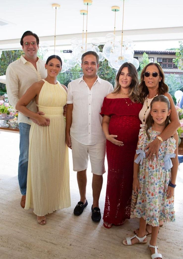 Guilherme Carrara e Luiza Barbosa Carrara, com a filha, Donata, Marco e Bárbara e Ilka Beatriz Oliveira, na expectativa das netinhas ()
