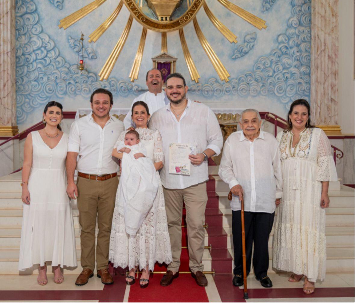 Luiza, Marina e João Neto com os padrinhos de batismo - Bianca e Arnaldo dos Santos Neto e Albano Bruno e Ana Lúcia ()