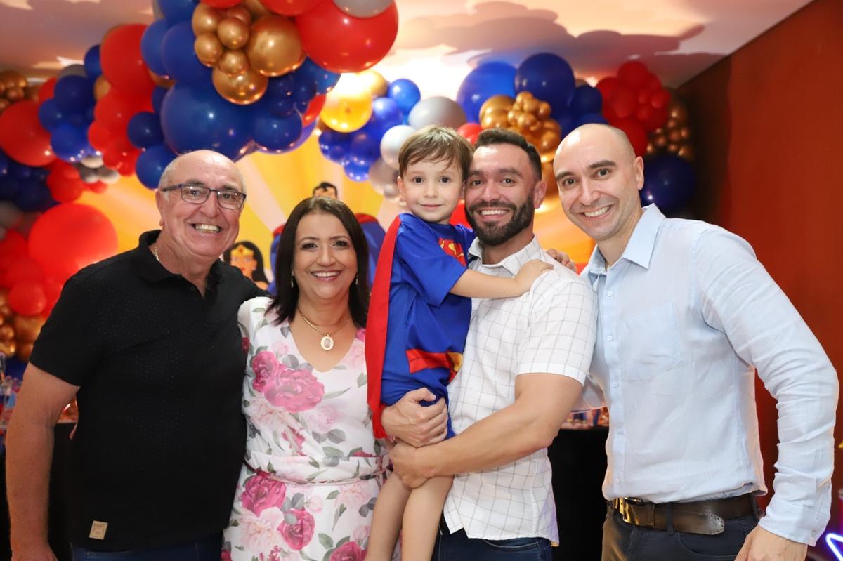 Heitor com os avós paternos, Délio da Silva Mendes e Magali Maria Reis Mendes, o tio, Renan, e o pai, Alcino ()