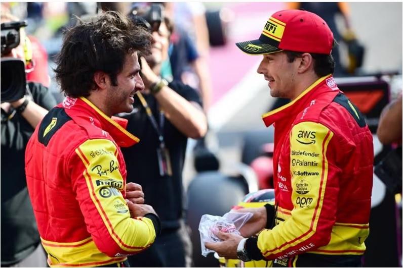 Finalmente um resultado diferente. Max Verstappen perdeu, e Sainz e Leclerc fizeram dobradinha da Ferrari (Foto/Marco Bertorello/AFP)