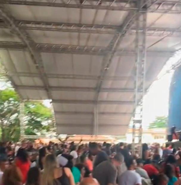 Plateia do Domingo Cultural se queixou das goteiras provocadas pela lona furada na “Concha Acústica” (Foto/Reprodução)