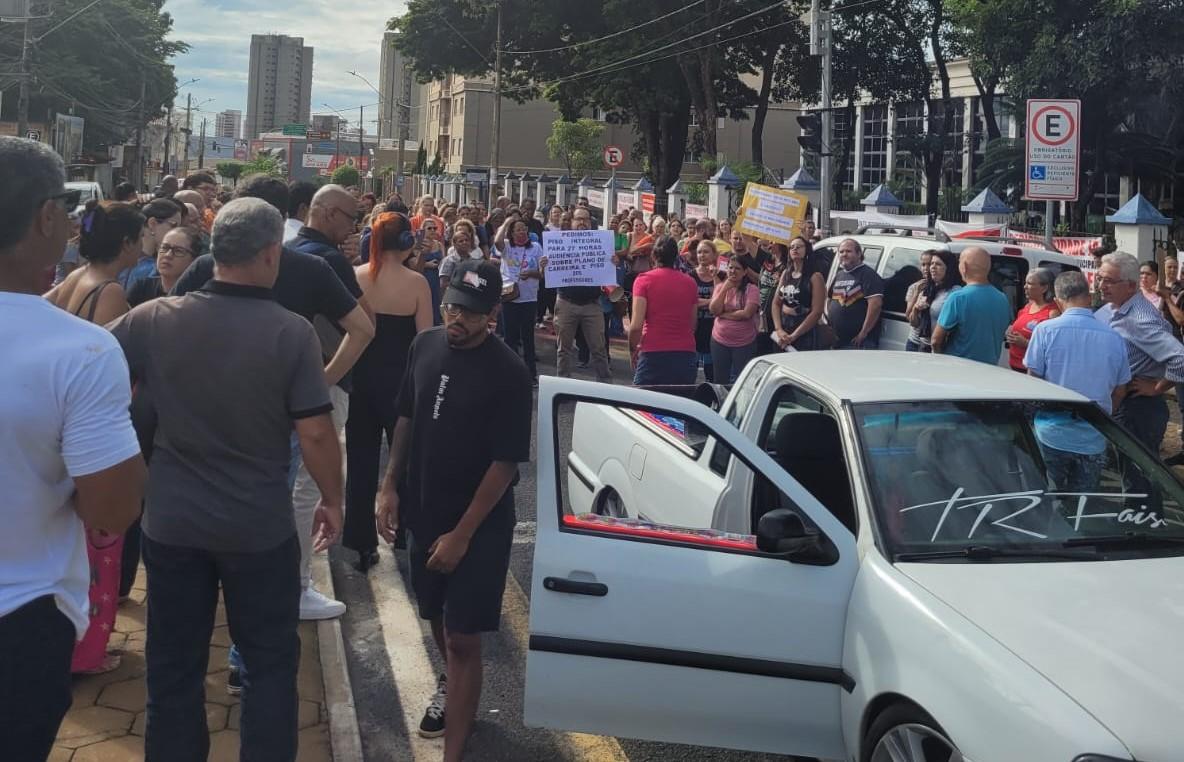Mobilização na porta da Prefeitura nessa segunda-feira atraiu cerca de 250 servidores, com a adesão dos educadores à greve (Foto/Divulgação)