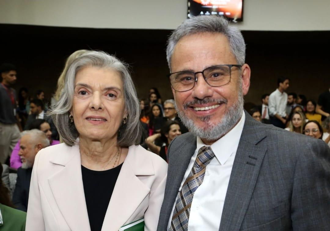 Promotor José Carlos com a ministra Carmen Lúcia em evento da AMMP na capital mineira (Foto/Divulgação)