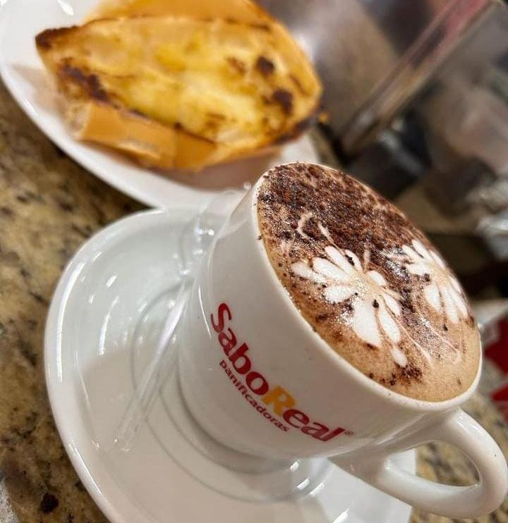 O cappuccino com pão na chapa da Panificadora SaboReal da avenida da Saudade é delicioso (Foto/Divulgação)