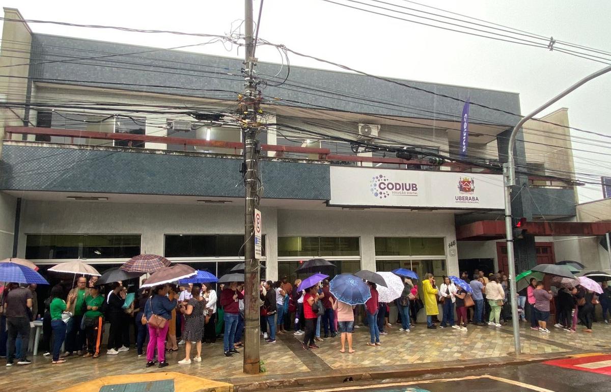 Mesmo com chuva, servidores e educadores mantiveram atividades do movimento nesta terça-feira na porta da Prefeitura (Foto/Divulgação)