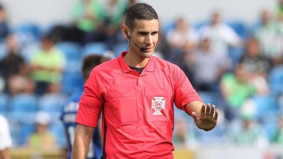 Sem VAR, o árbitro português Antonio Nobre, errou ao marcar pênaltis contestáveis contra o Brasil (Foto/Instagram)
