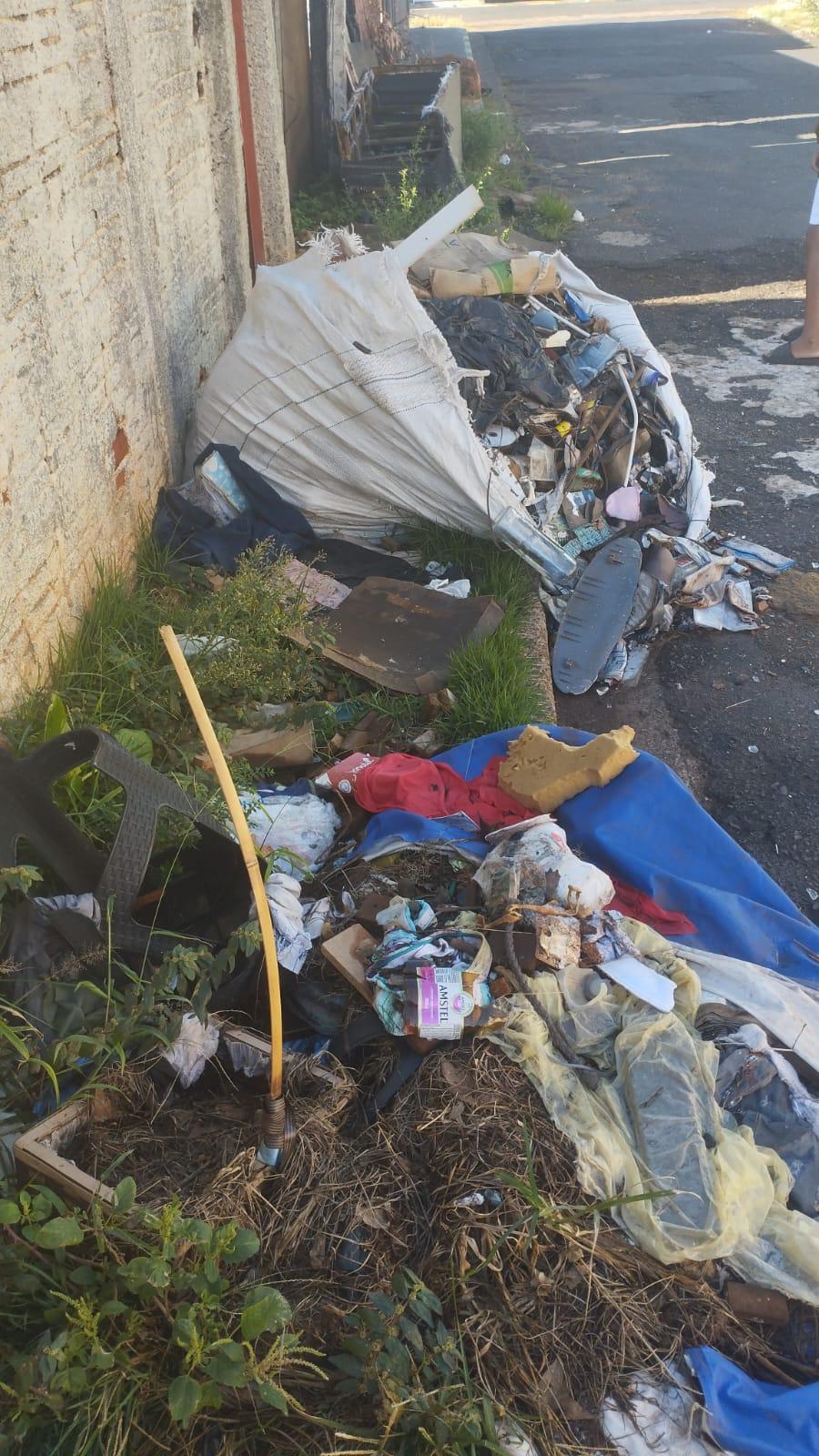 Moradora relata que uma residência abandonada na região da rua Cruzeiro tem causado preocupação na vizinhança devido à quantidade de lixo espalhada tanto na calçada quanto no interior do imóvel (Foto/Divulgação)