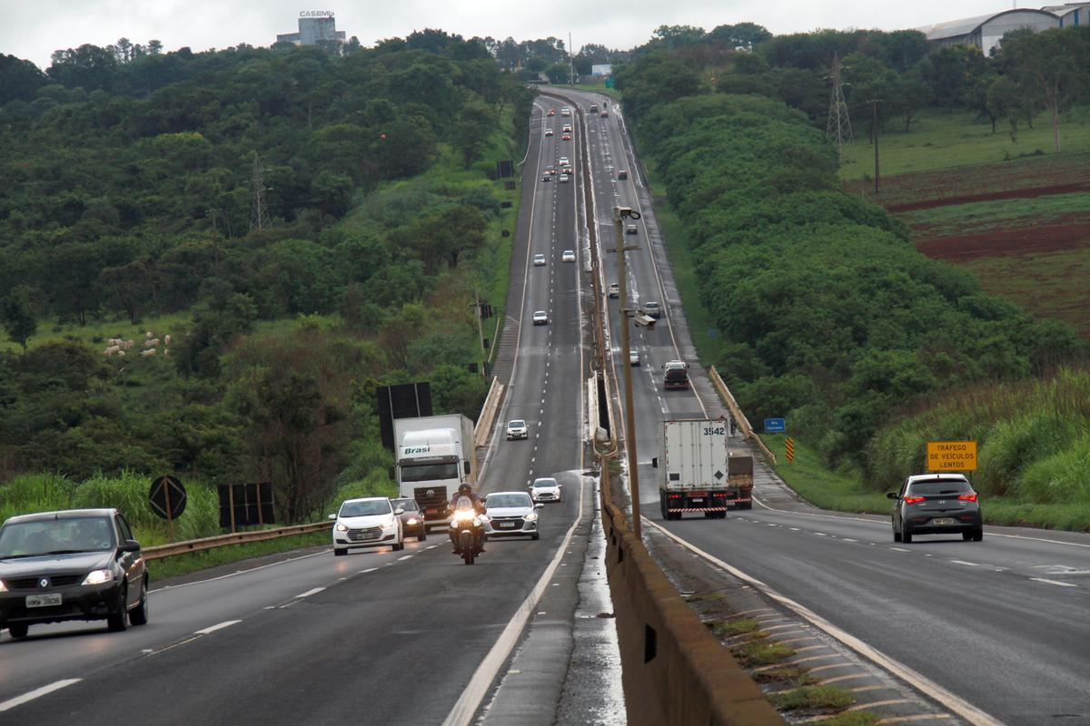 Concessionária calcula que 330 mil veículos passam pela rodovia até este domingo, quando termina o período do feriado (Foto/Arquivo)