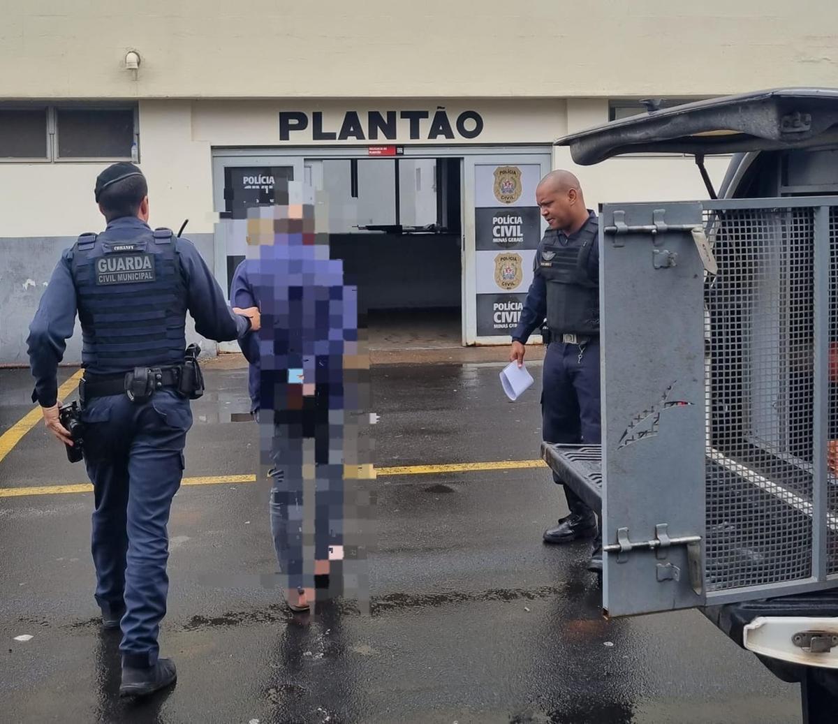 O detentor de mandado de prisão foi levado à Delegacia de Plantão da Polícia Civil para as devidas providências (Foto/Divulgação)