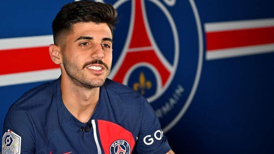 Beraldo era o último homem da defesa e parou com falta o atacante Aubameyang sendo expulso depois da revisão do VAR (Foto/Divulgação PSG)