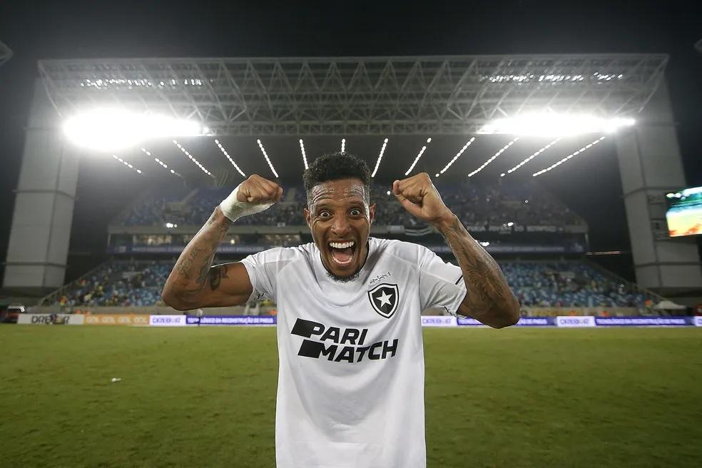 Com um belo chute fora da área, Tchê Tchê fez o primeiro gol do Botafogo (Foto/Vitor Silva/Botafogo)