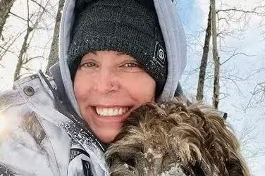 Amanda Richmond Rogers morreu tentando salvar o cachorro que caiu em um lago congelado no Alasca (Foto/Reprodução/Redes Sociais)