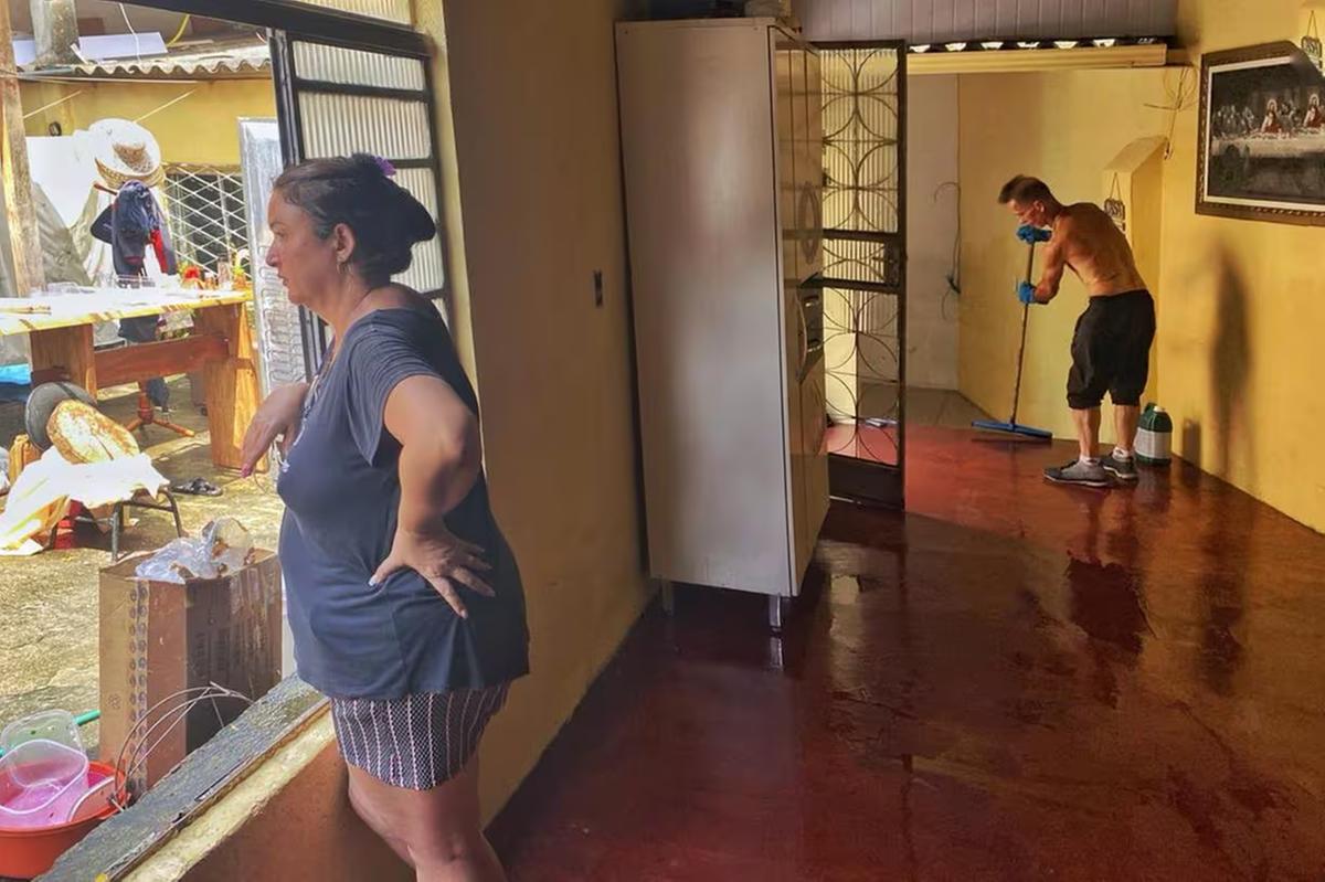 A auxiliar administrativa Élida Couto, de 37 anos, teve a casa alagada após o temporal da madrugada de 20 de março (Foto/Daniel de Cerqueira/O Tempo)