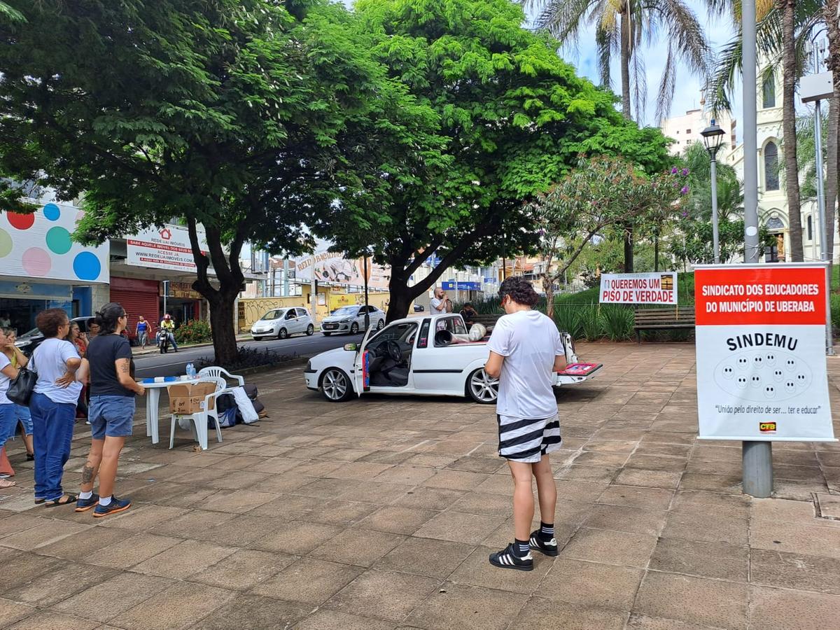 Professores da rede municipal realizam ato na praça Rui Barbosa ao longo da manhã desta segunda-feira (1º de abril) (Foto/Divulgação)