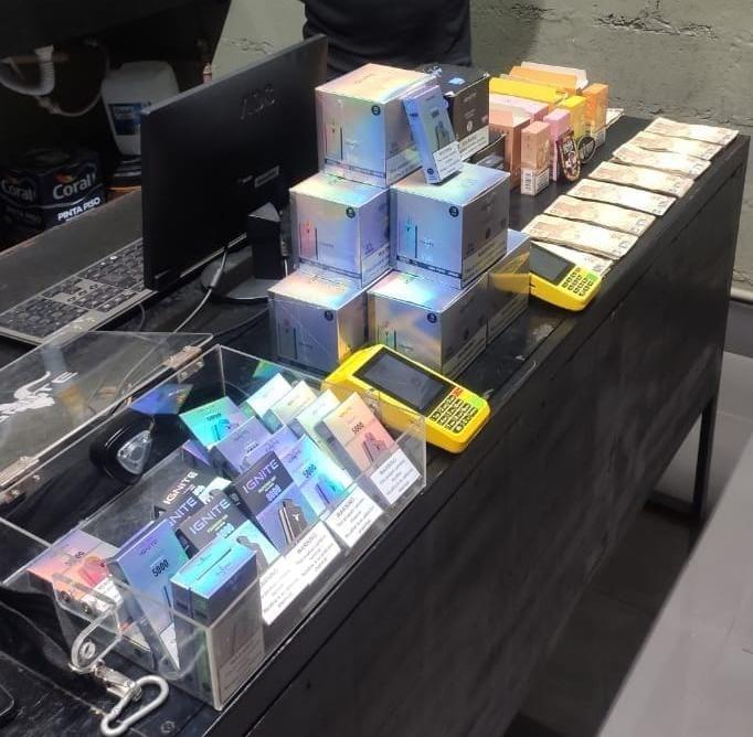 Com os acusados foram encontrados 128 peças de cigarros eletrônicos, quase R$10 mil em dinheiro e máquinas de cartão (Foto/Divulgação)