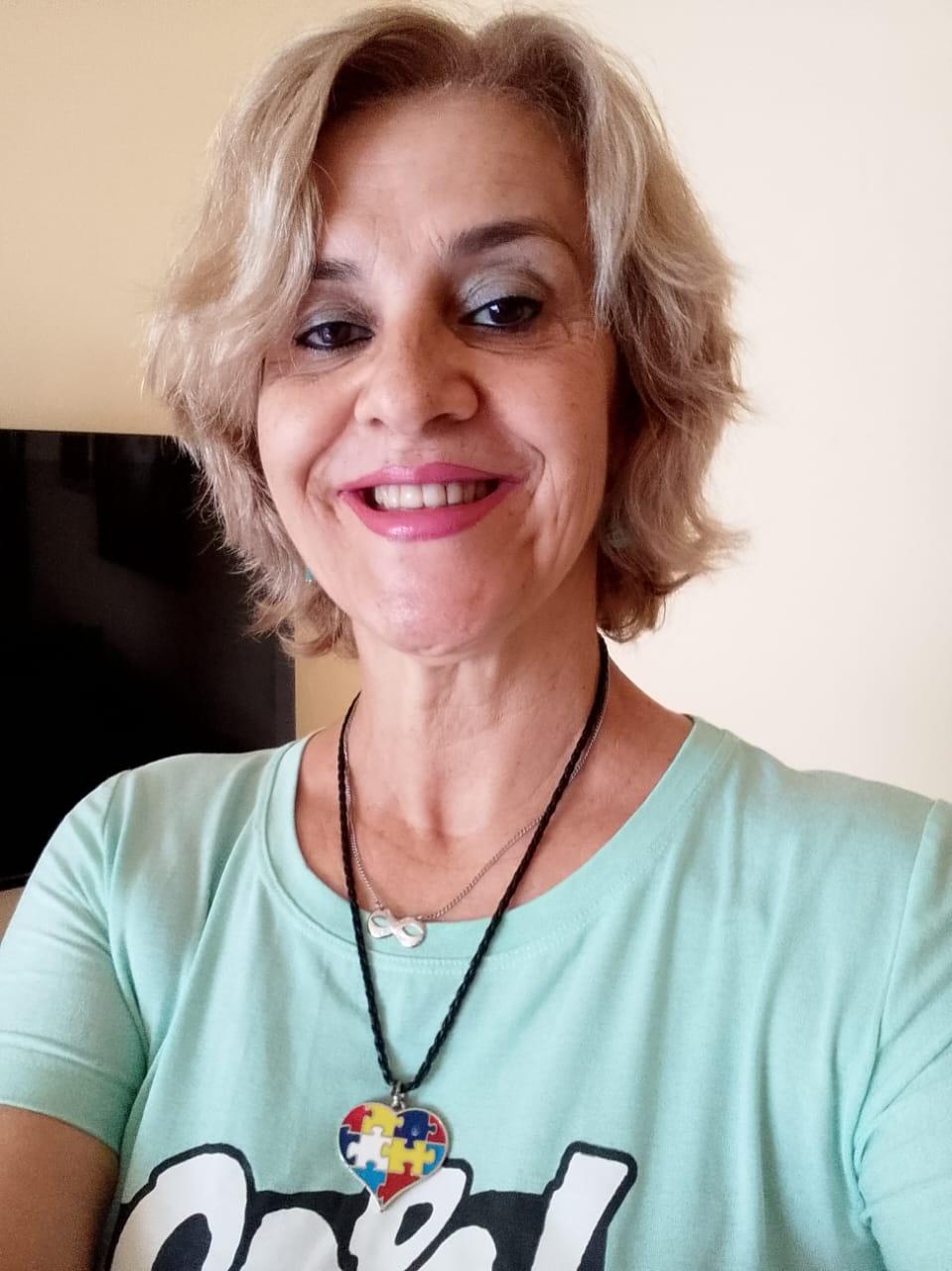 Adriana Neves, conhecida como Dri Autista, é uma defensora da inclusão de pessoas com TEA. Ela foi diagnosticada com o transtorno aos 52 anos (Foto/Divulgação)