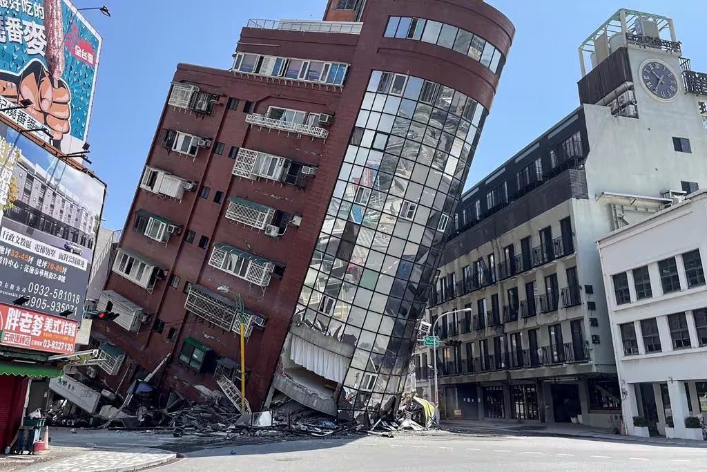 Um edifício foi danificado em Hualien, depois que um grande terremoto atingiu o leste de Taiwan (Foto/CNA/AFP)
