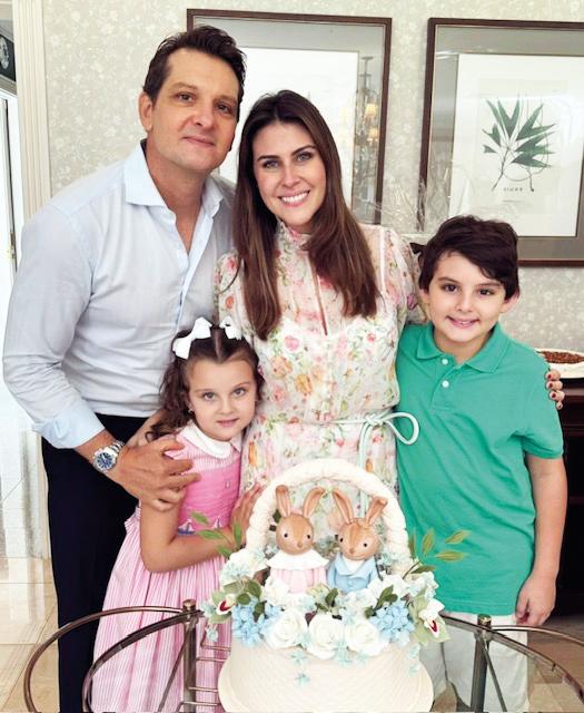 Tavinho Fiqueiredo e Fernanda Tuychi com os filhos Otávio Neto e Maria Luiza, na Páscoa (Foto/Divulgação)