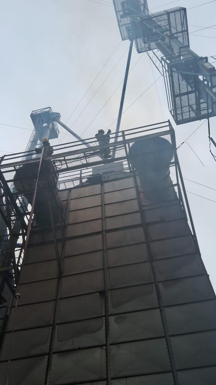 A secadora possui 40 metros de altura e cerca de 40 toneladas de grão de soja (Foto/Divulgação)