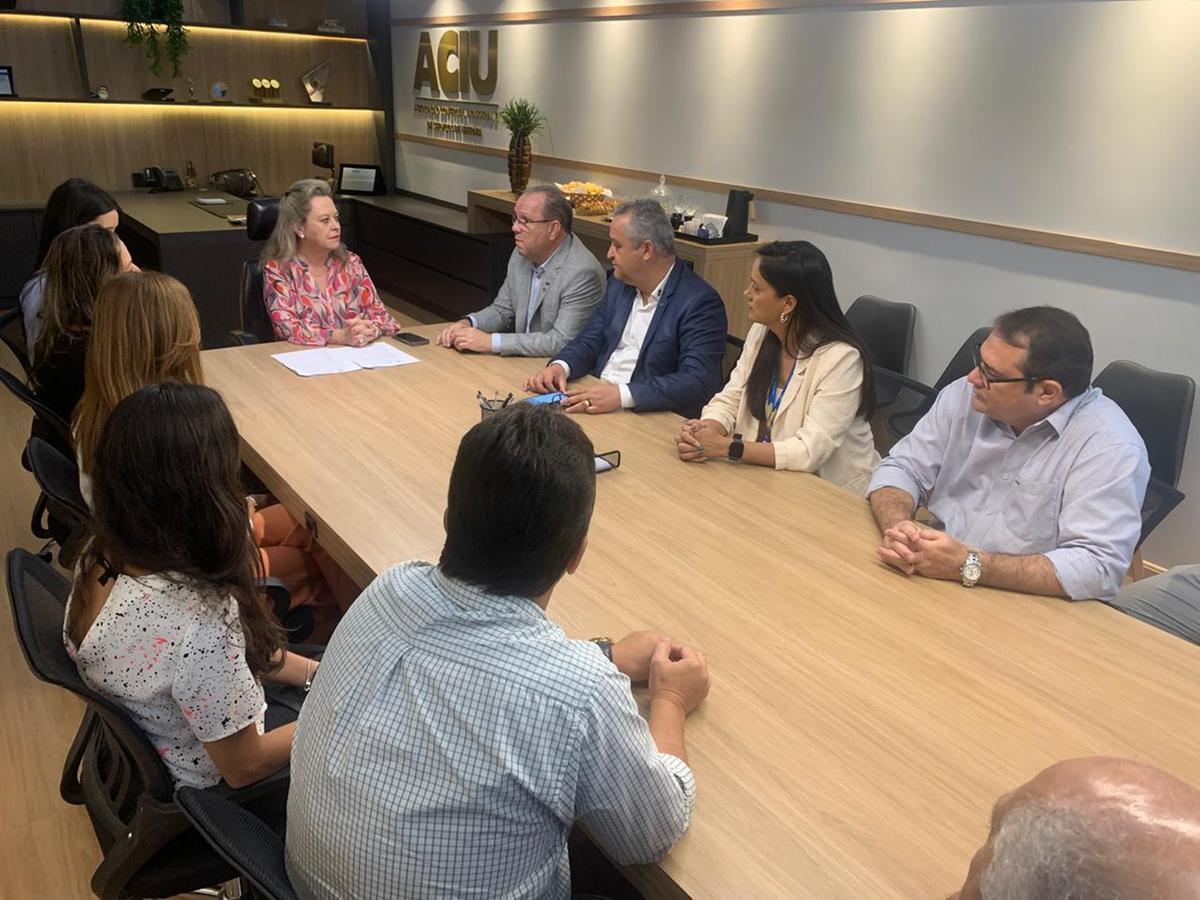 Documento foi assinado ontem durante reunião da diretoria da Aciu com o presidente do Conselho Deliberativo do Sebrae Minas, Marcelo de Souza e Silva (Foto/Divulgação)