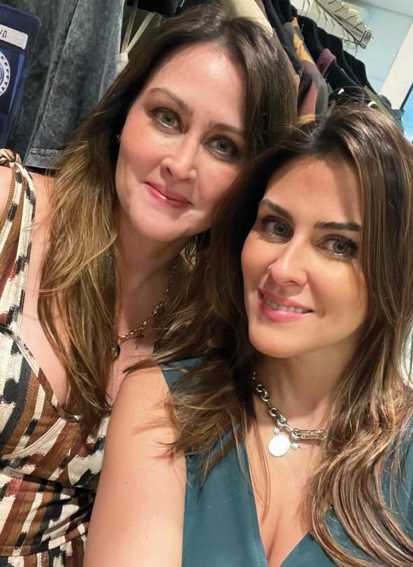 As belas irmãs Renata e Fernanda Tuychi se destacando cada vez mais no circuito fashion uberabense (Foto/Arquivo pessoal)