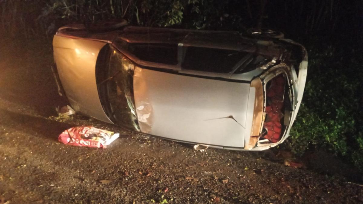 O carro foi encontrado tombado à margem da rodovia e os ocupantes teriam saído do local a pé, sem ferimentos (Foto/Divulgação)