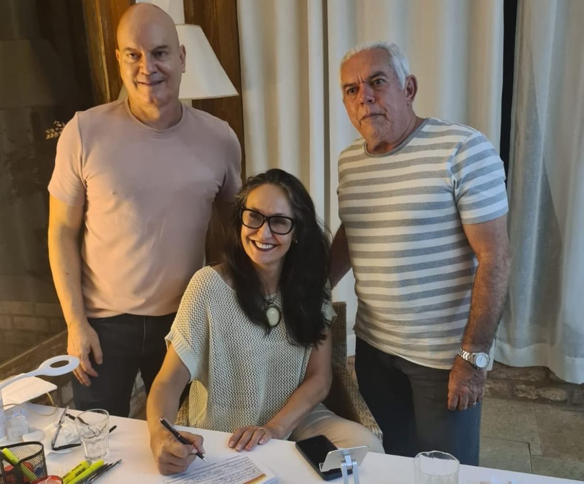 Toninho Andrada e José Luiz recepcionam a nova filiada do PSB, advogada Berta Fonseca (Foto/Divulgação)