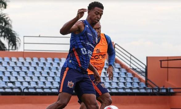 Carlinhos faz seu último jogo pelo Nova Iguaçu. A partir de segunda ele é o novo jogador do Flamengo (Foto/Divulgação/Nova Iguaçu)