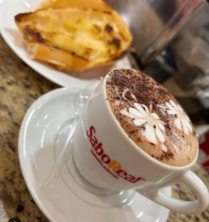 Cappuccino com pão na chapa é especialidade da casa (Foto/Divulgação)