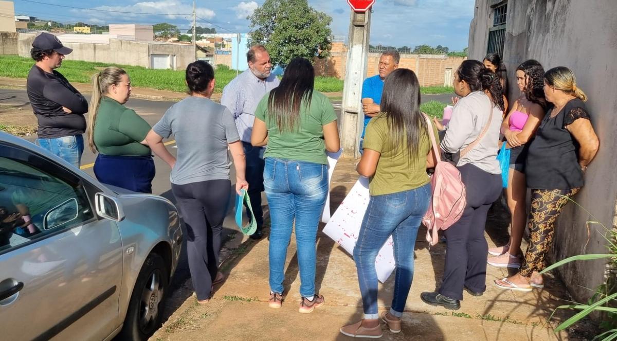 Com cartazes na porta do Cemei Professora Maria Emerenciana Cardoso, pais realizaram protesto contra a possível saída da diretora e a falta de profissionais (Foto/Divulgação)